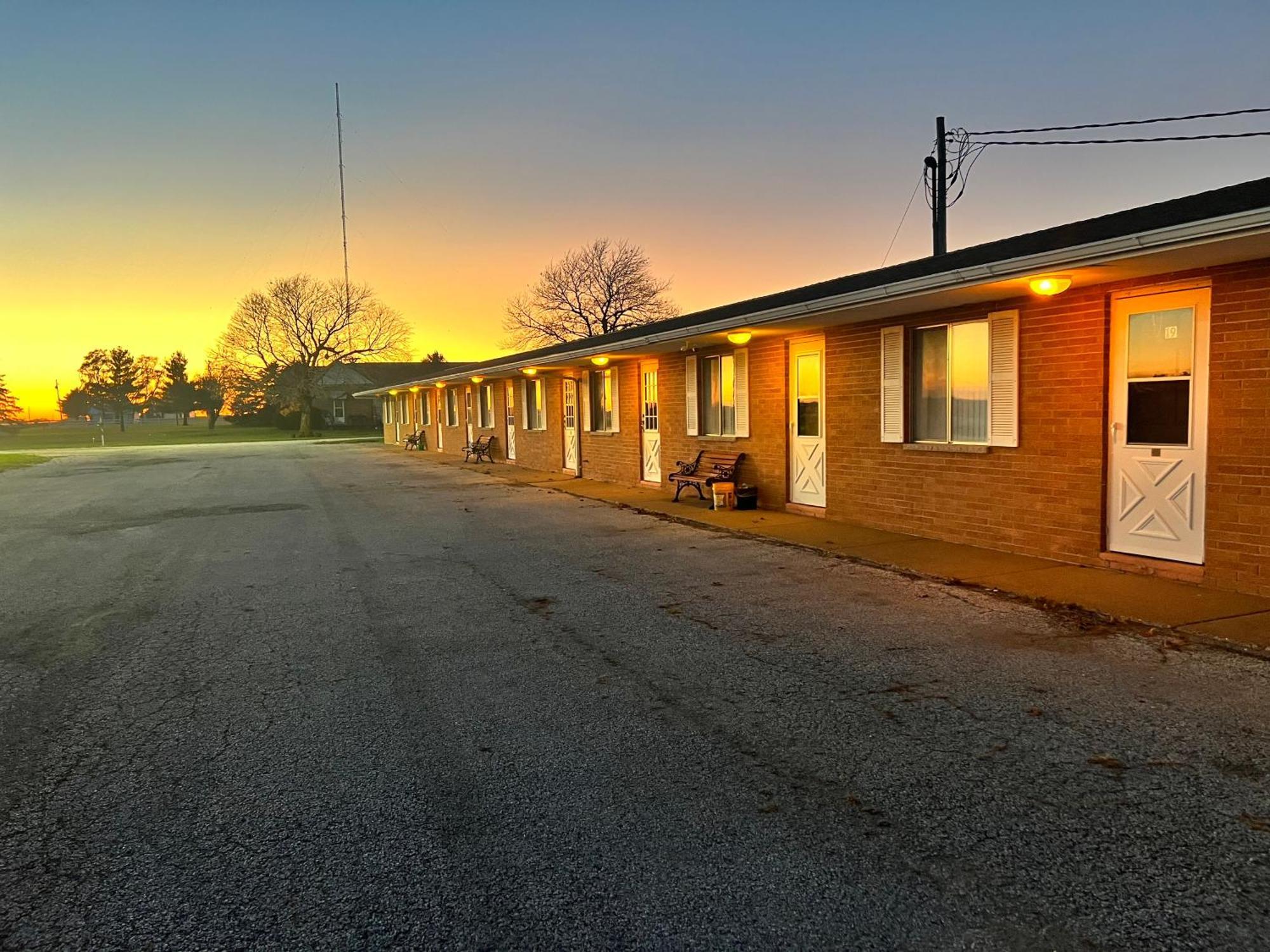 Oyo Hotel Prairie Winds Carthage Keokuk Hwy 136 Exterior photo