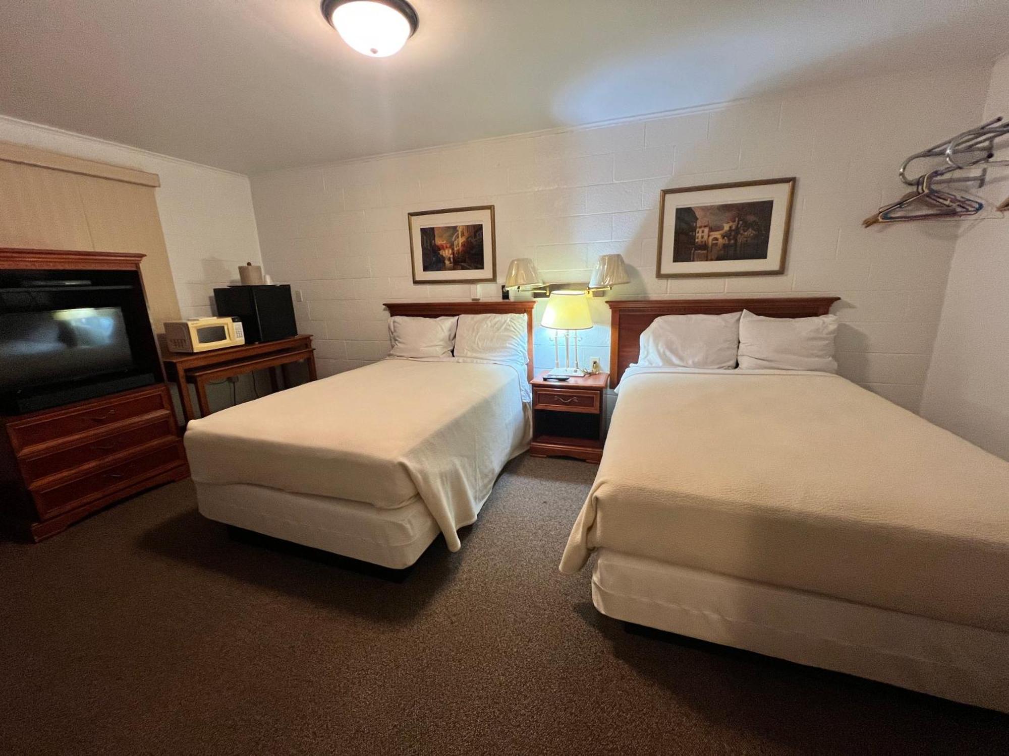 Oyo Hotel Prairie Winds Carthage Keokuk Hwy 136 Exterior photo