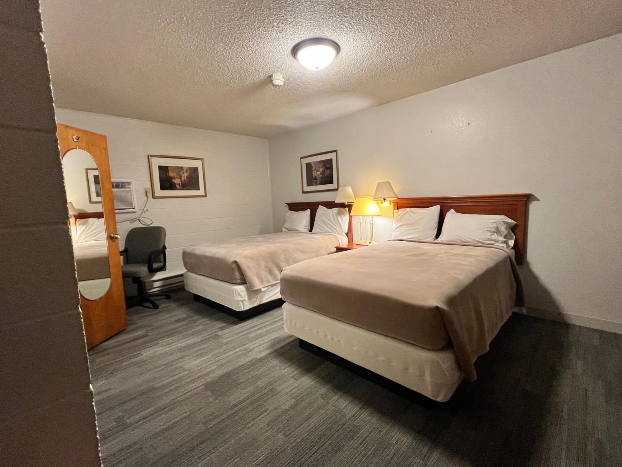Oyo Hotel Prairie Winds Carthage Keokuk Hwy 136 Exterior photo
